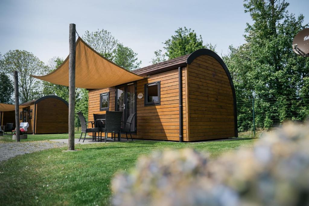 a small cabin with a tent on the grass at Große Nordseewelle ohne Hund - a17087 in Flüthörn