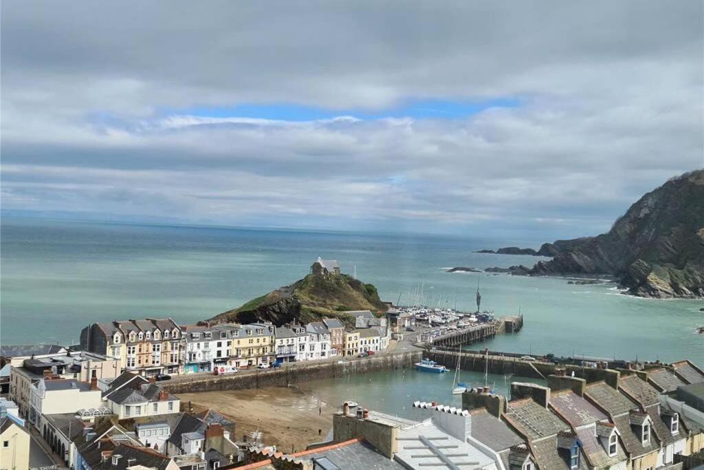 Large House, sleeps 10 with incredible sea views, Updated