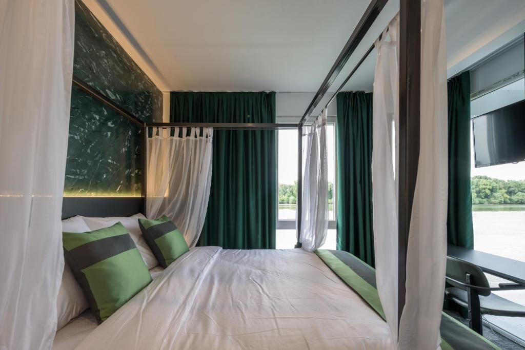 Postel nebo postele na pokoji v ubytování Joy 5 Hotel & SPA