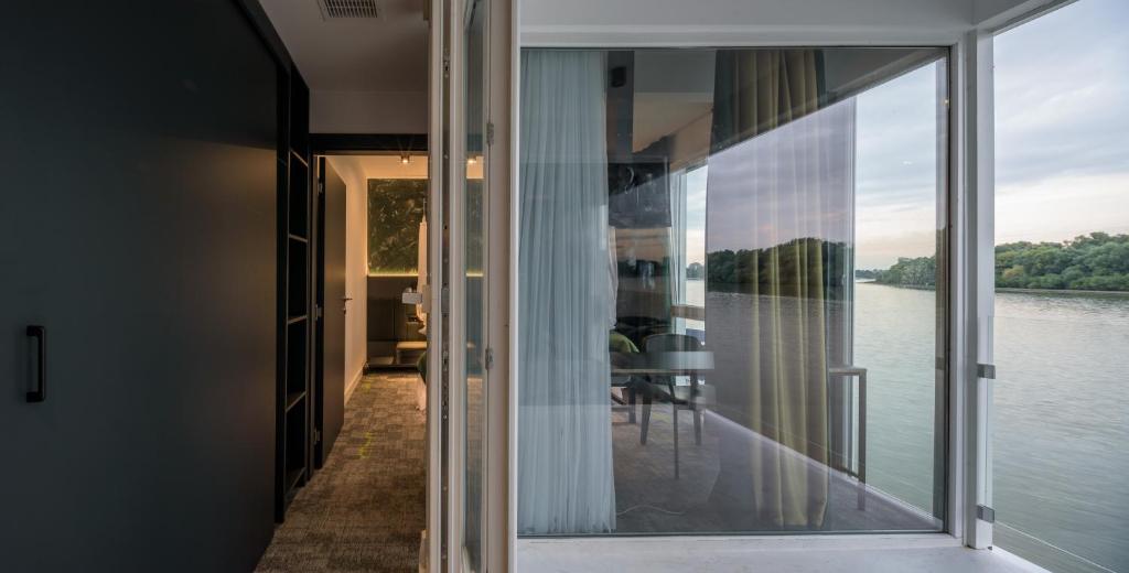 Výhled na řeku, která protéká v blízkosti hotelu