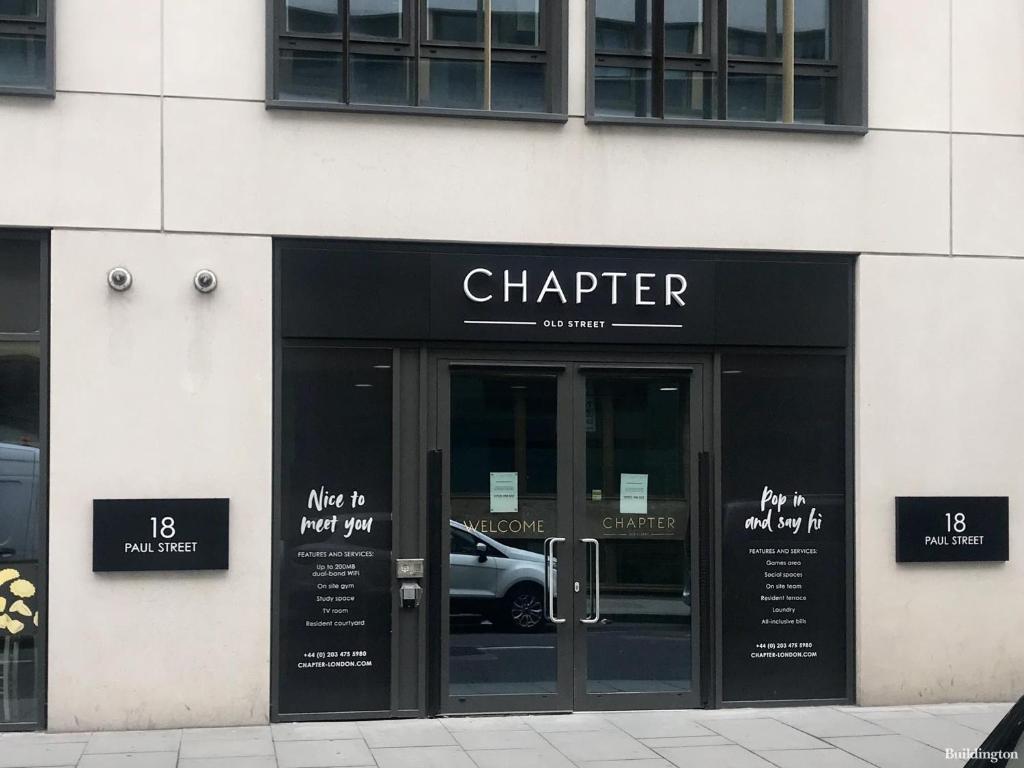 una tienda frente a un edificio con un coche dentro en Premium Studios and 2 Bed Apartments at Chapter Old Street in London en Londres