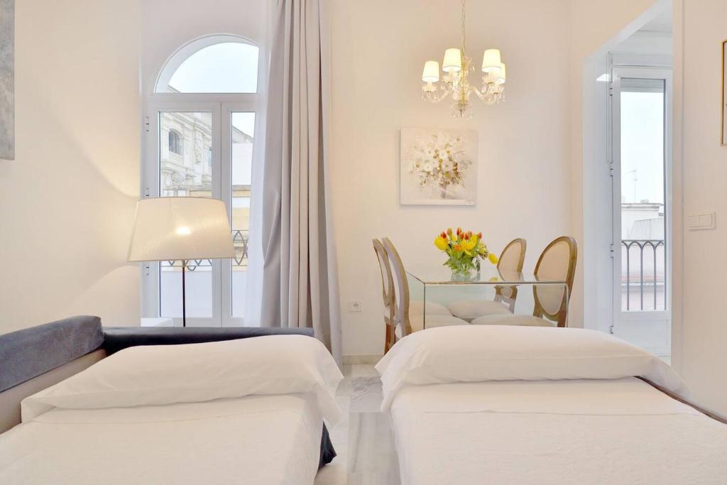 Postel nebo postele na pokoji v ubytování Apartamentos Alfonso XIII