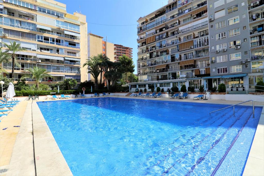 een groot zwembad voor sommige appartementsgebouwen bij Bermudas 314 in Benidorm