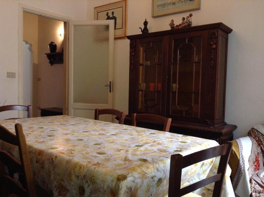comedor con mesa y armario en Casa Sara, en Viareggio