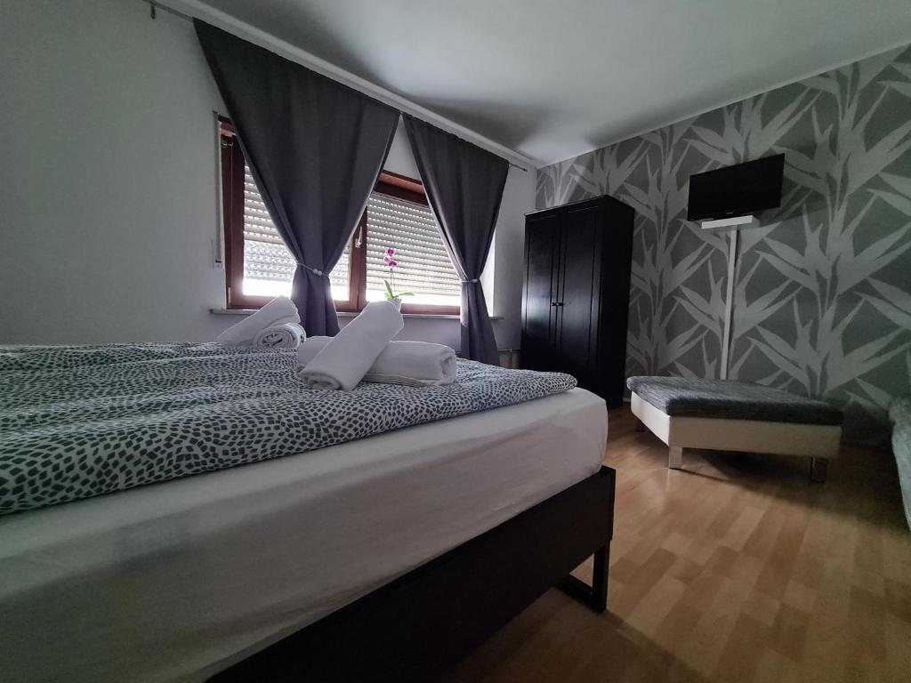 Un dormitorio con una cama grande y una ventana en Ferienwohnung Schwetzingen en Schwetzingen