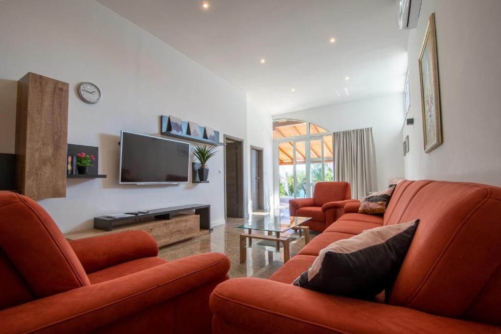 Televízia a/alebo spoločenská miestnosť v ubytovaní Apartments Lantina