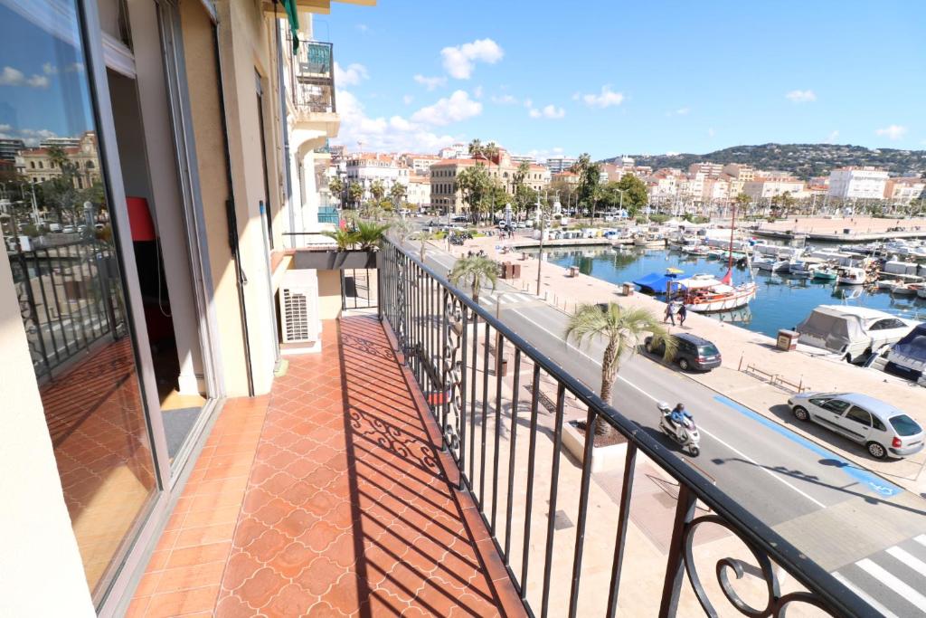 un balcon avec vue sur une marina dans l'établissement 1 bedroom with direct view to the Old Port 267, à Cannes