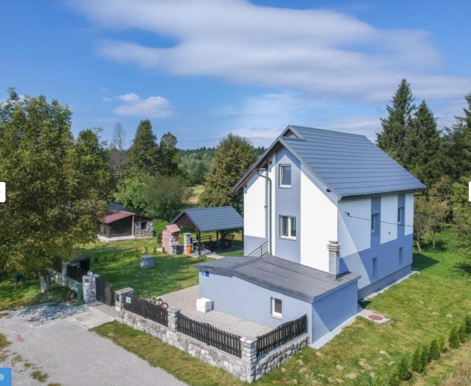 widok z góry na biało-niebieski dom w obiekcie Villa Green Oasis w mieście Fužine