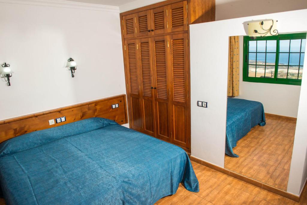 Postel nebo postele na pokoji v ubytování Apartamentos La Palmera