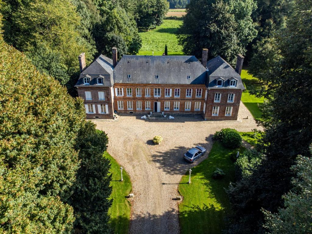 una vista aérea de una casa grande con un coche aparcado delante en Chateau De Grosfy en Hugleville-en-Caux