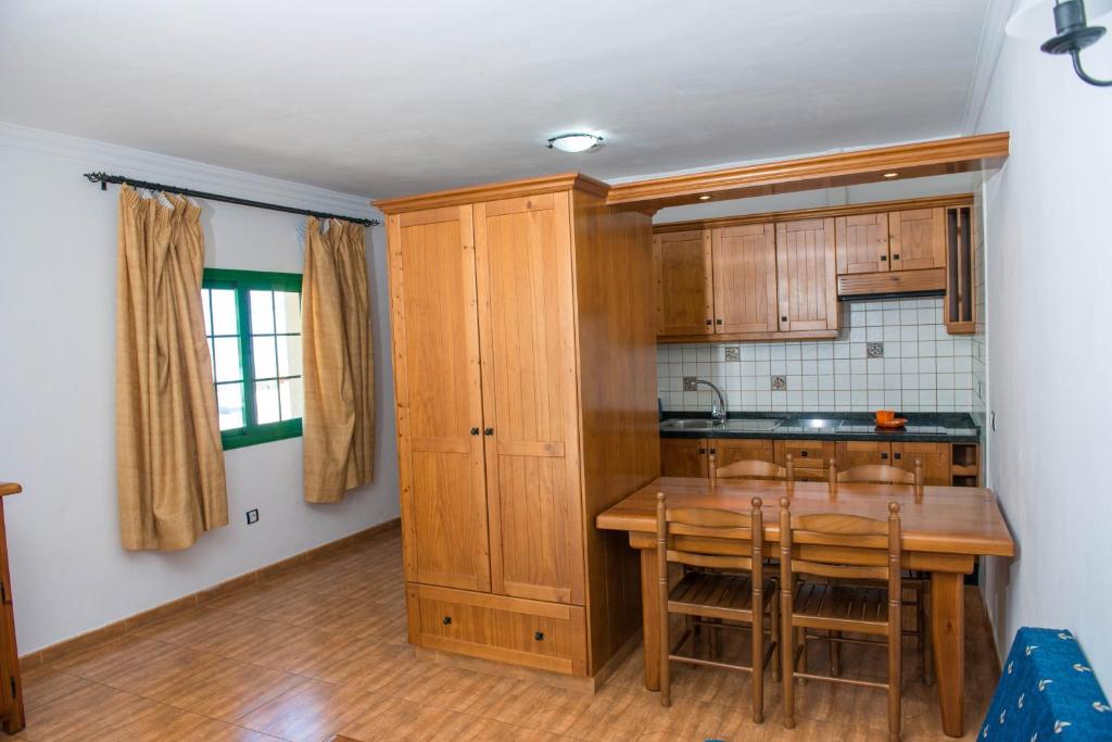 Kuchyň nebo kuchyňský kout v ubytování Apartamentos La Palmera