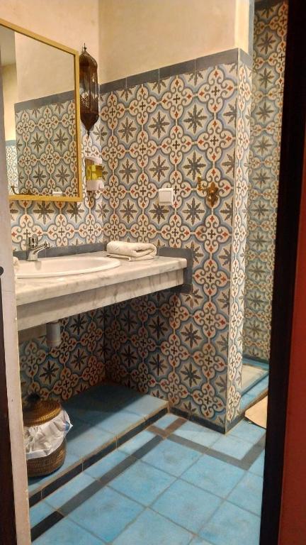 Salle de bains dans l'établissement Riad Basma Marrakech
