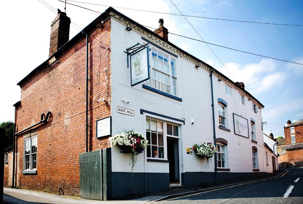 un edificio bianco con fiori alla finestra di The Boot Inn a Burton upon Trent