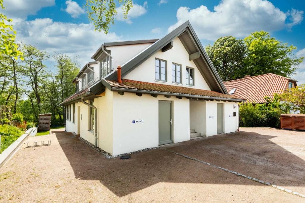 una casa que se está construyendo con un garaje en Ferienhaus Sonne Mond und Sterne b, en Steffenshagen