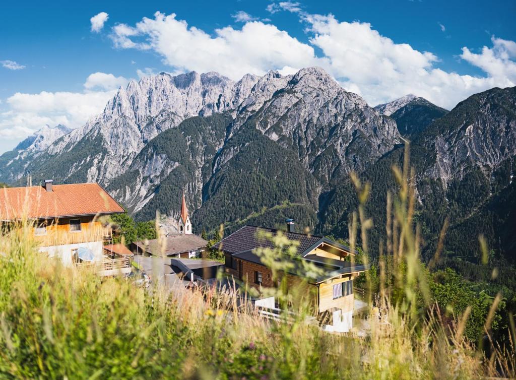 - une vue sur une chaîne de montagnes avec des maisons et des montagnes dans l'établissement Southern Stables Ranch, à Bannberg