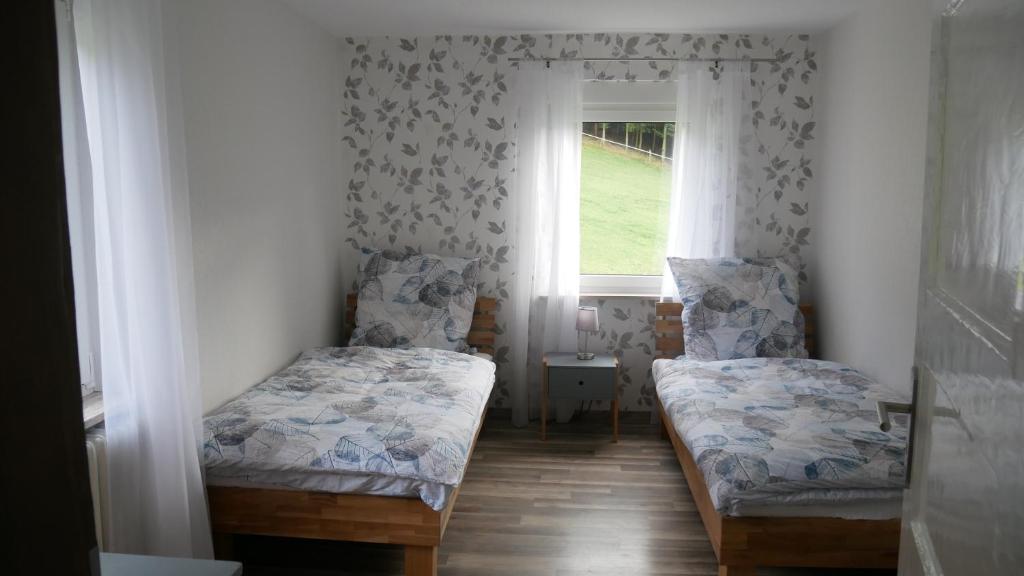 Postel nebo postele na pokoji v ubytování Modernisierte Ferienwohnung im schönen Sauerland