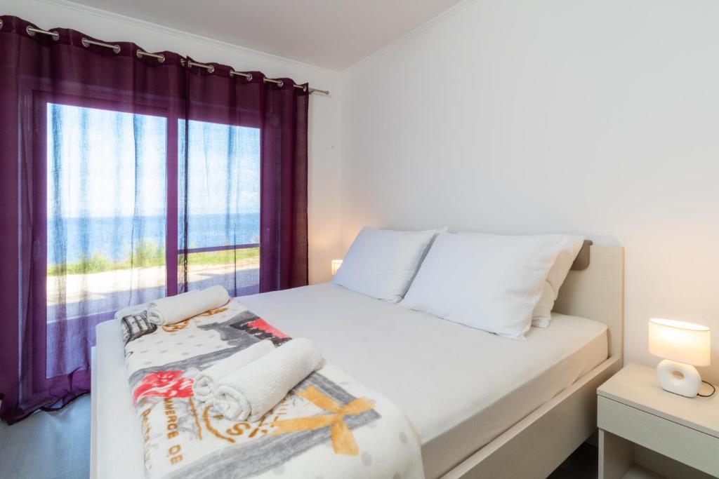 - une chambre avec un lit et une fenêtre dans l'établissement Vila Apartments Marina, à Blato