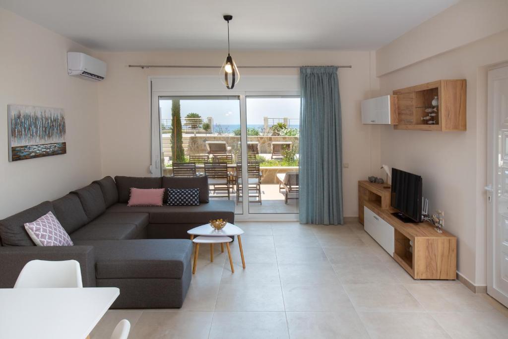 Televízia a/alebo spoločenská miestnosť v ubytovaní Kymata Apartment Ierapetra