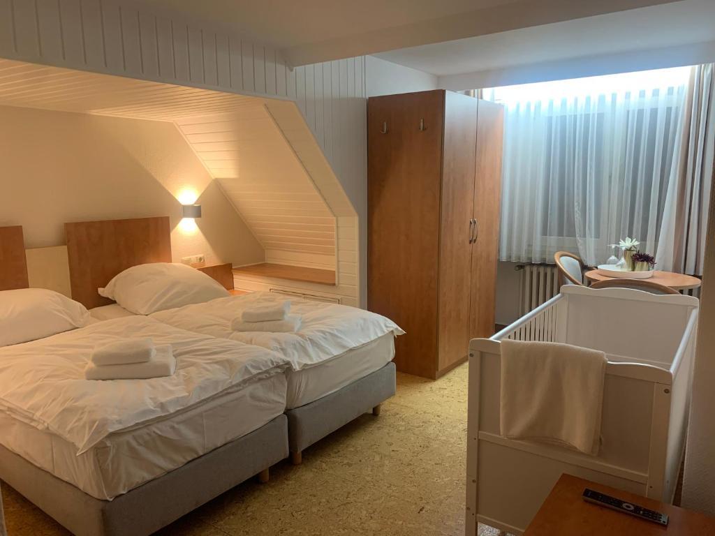 um quarto com uma cama grande num quarto em Hotel Gold´ne Krone em Oppenheim