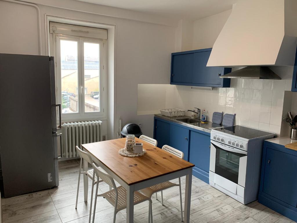 Kuchyň nebo kuchyňský kout v ubytování Elégant Appartement T3 hypercentre de Mazamet