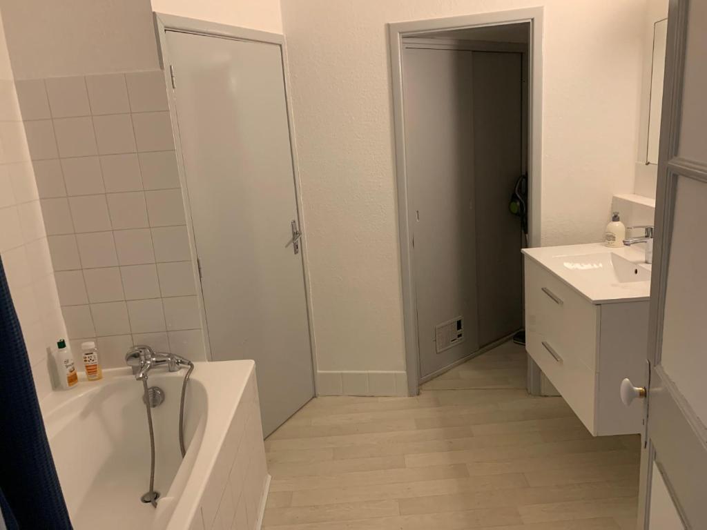 Koupelna v ubytování Elégant Appartement T3 hypercentre de Mazamet