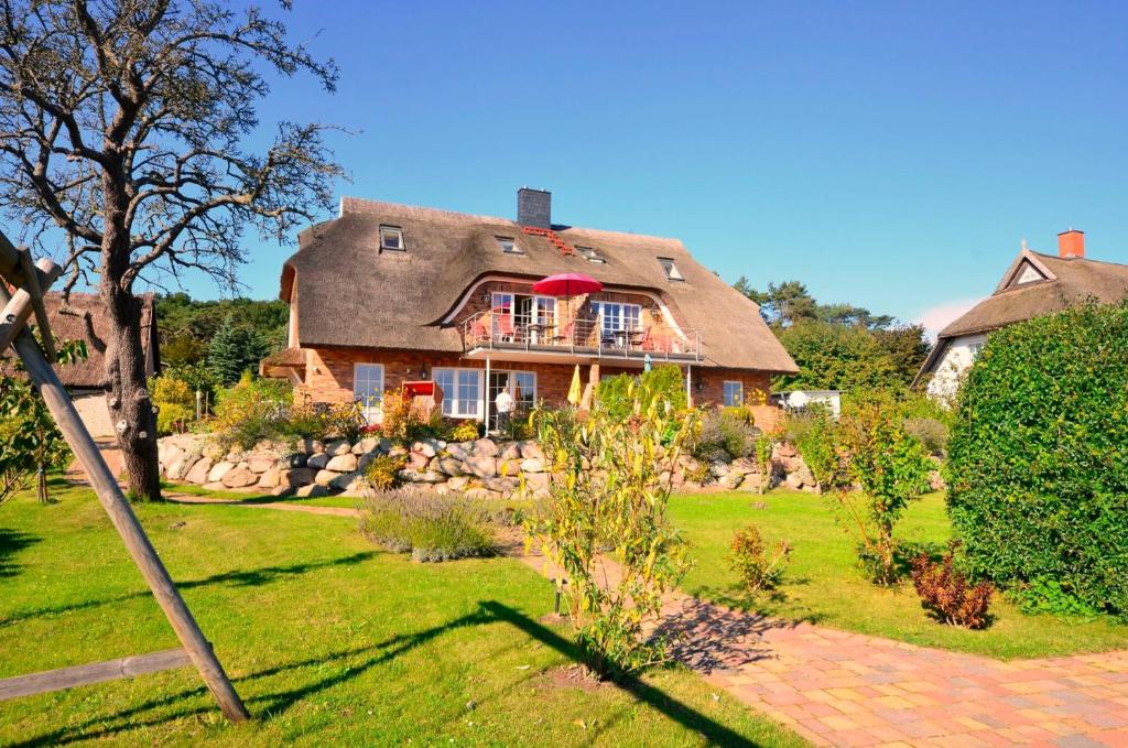 una casa con una pared de piedra y un patio en Sonnenkamp OG en Gager