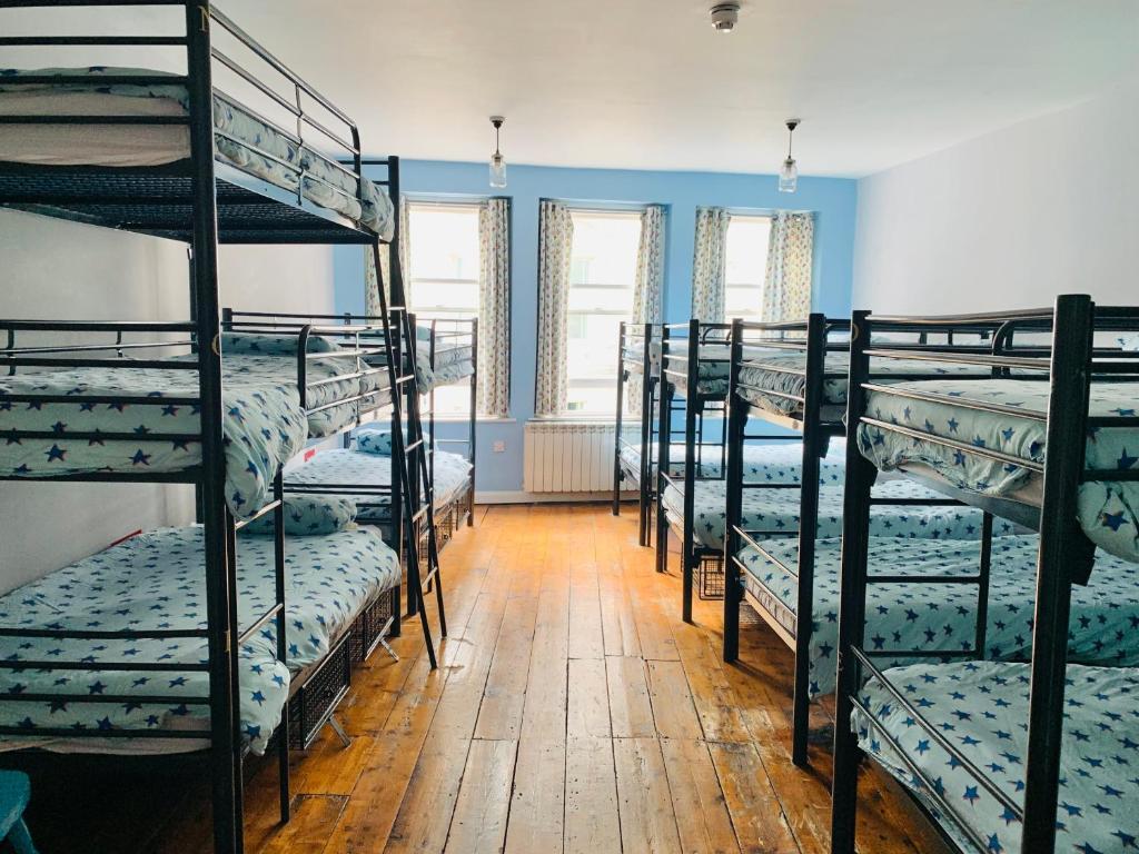 Двухъярусная кровать или двухъярусные кровати в номере BunkHouse