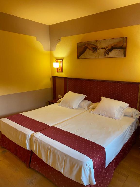 Postel nebo postele na pokoji v ubytování Hotel Fuente Las Piedras