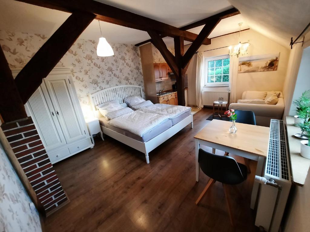 - une chambre avec un lit, un canapé et une table dans l'établissement Apartment Weitblick, à Butjadingen