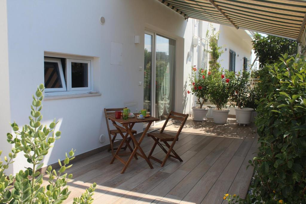 a patio with a table and chairs on a porch at Le casette in Monopoli