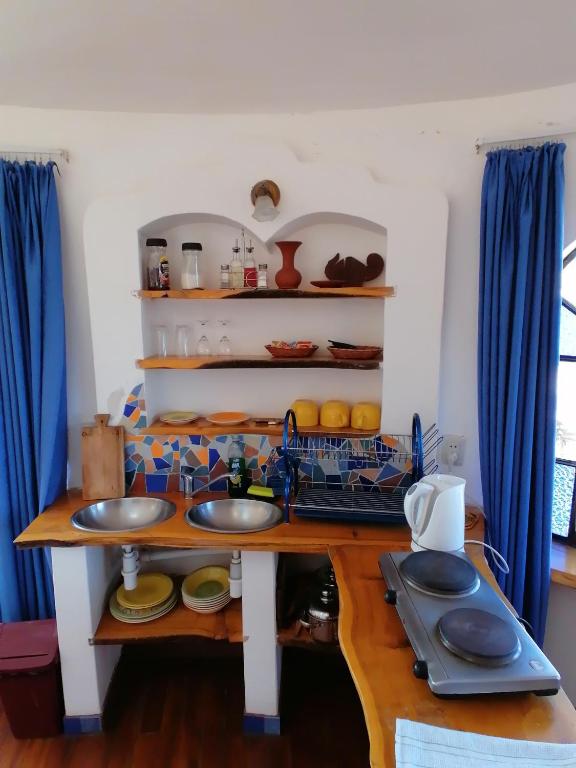 Kuchyň nebo kuchyňský kout v ubytování Hostal Las Olas