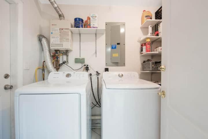 - une buanderie avec un lave-linge et un sèche-linge dans l'établissement Home Wcoffee Station By Pmi Unit Ew, à Fort Lauderdale