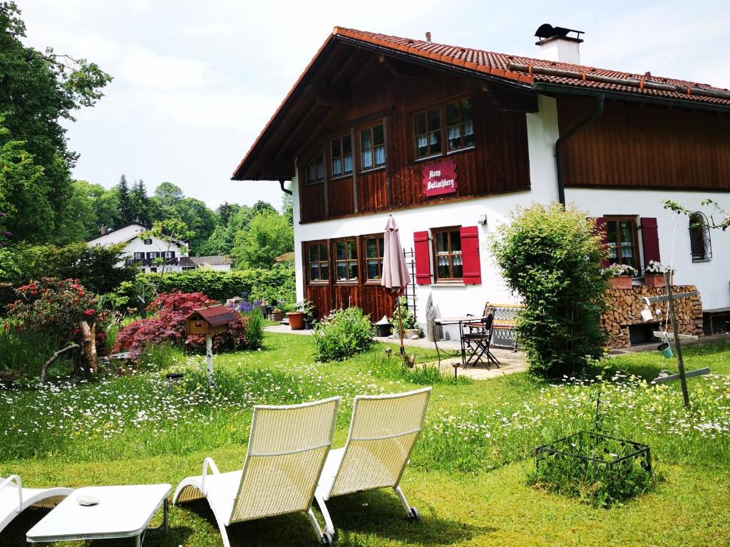 un grupo de sillas frente a un edificio en Haus Bullachberg en Schwangau