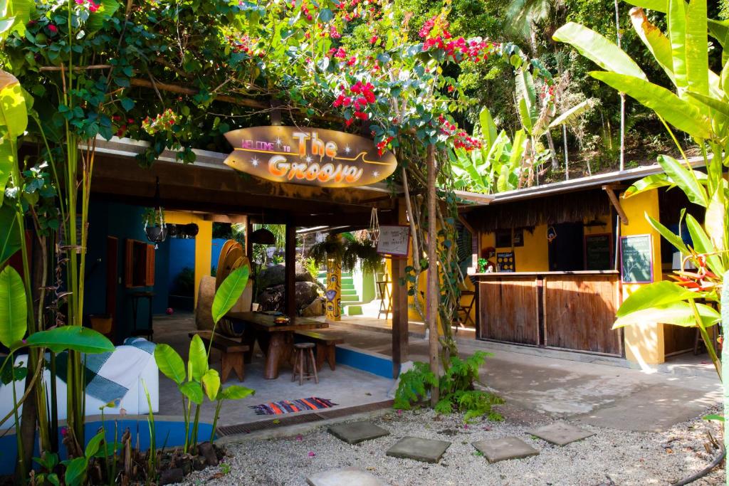 a restaurant with a sign that reads the curry at Sintonia Surf Hostel e Bar in Ubatuba
