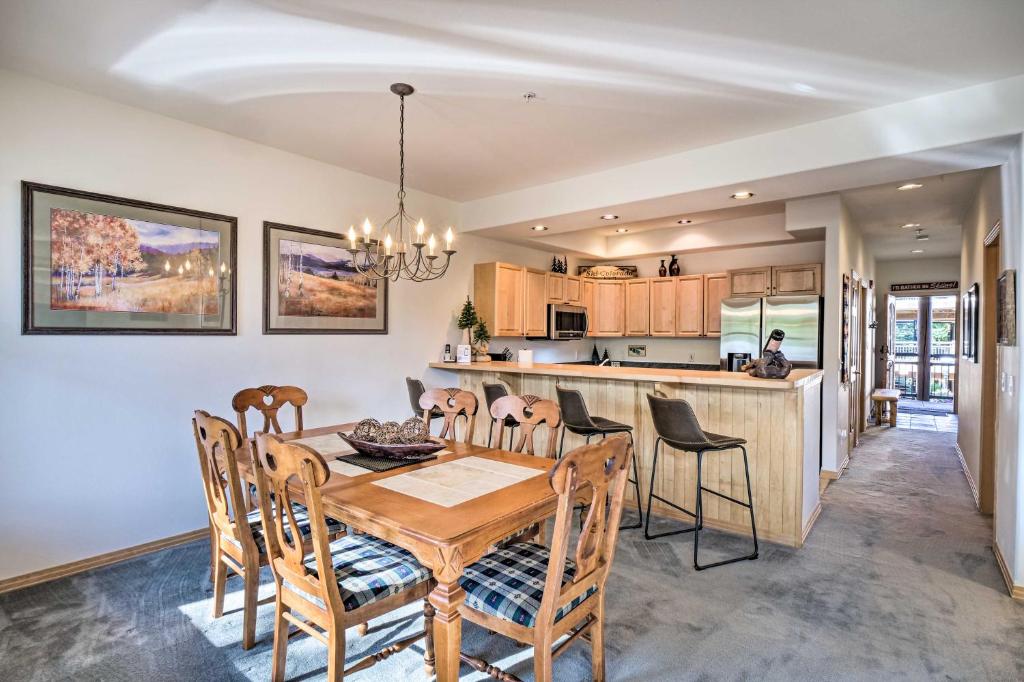 eine Küche und ein Esszimmer mit einem Holztisch und Stühlen in der Unterkunft Breckenridge Condo with Hot Tub Less Than 1 Mi to Ski Lifts in Breckenridge