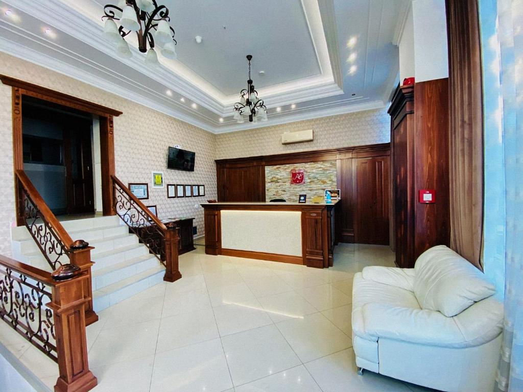 uma sala de estar com um sofá branco e escadas em Pensiunea Elisei em Timisoara
