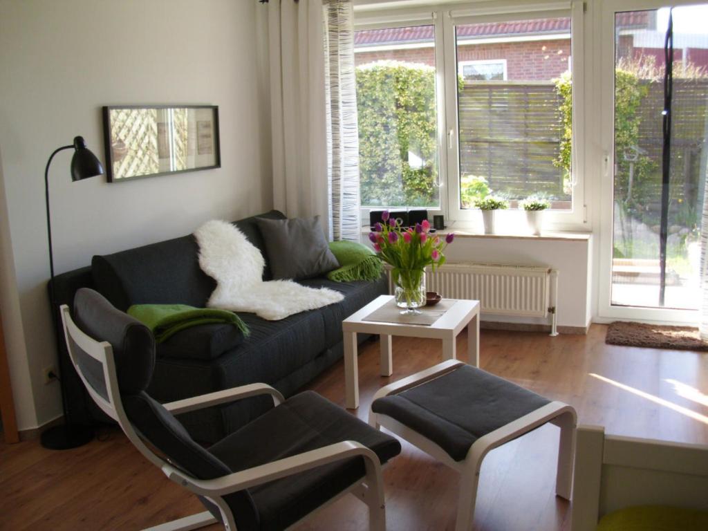 キュールングスボルンにあるPenzenstadlerのリビングルーム(ソファ、椅子、テーブル付)