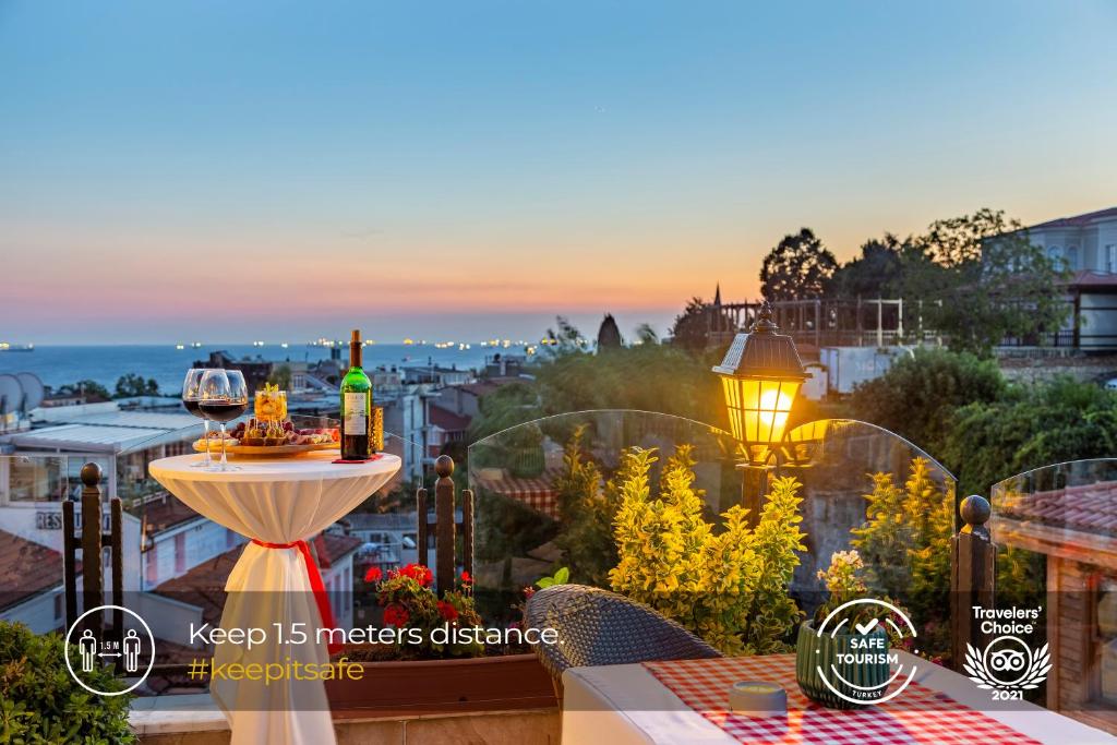 een balkon met een tafel en 2 flessen wijn bij Best Point Hotel Old City - Best Group Hotels in Istanbul