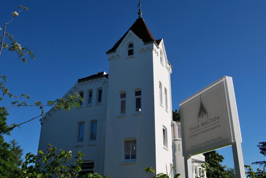 Schönberg in HolsteinにあるVilla Baltica - Garten-Appartementの時計塔のある高い白い建物
