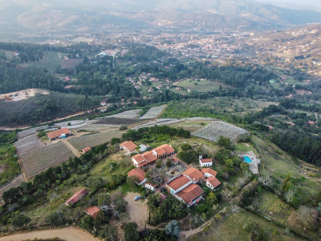 Vue aérienne d'une maison sur une colline dans l'établissement El Pueblito Hotel Boutique, à Samaipata