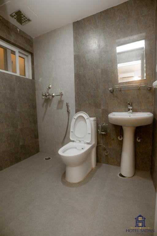 Bilik mandi di Hotel Sadan
