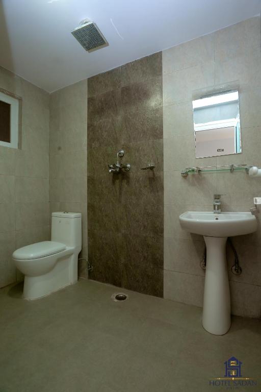 Bilik mandi di Hotel Sadan