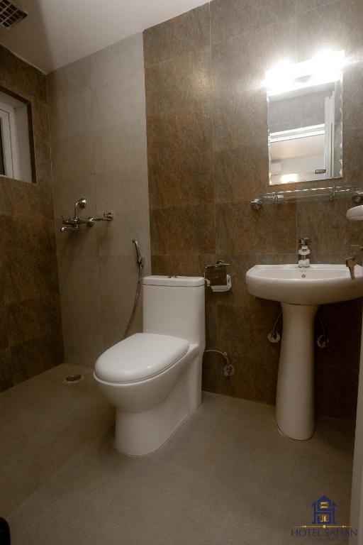 Bilik mandi di Hotel Sadan
