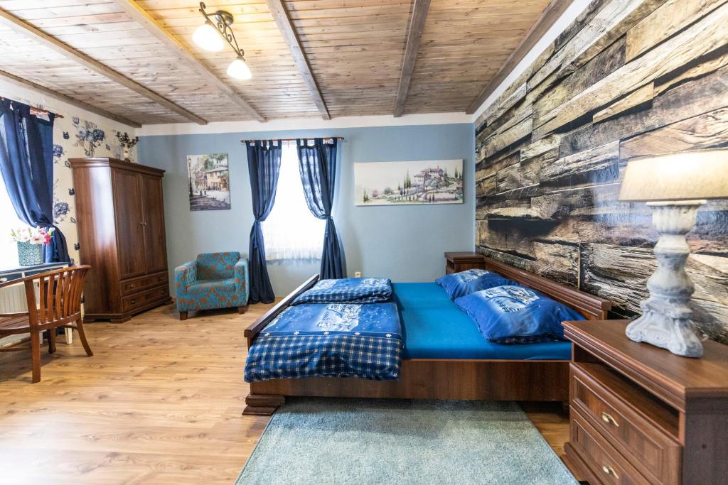 una camera con letto e parete in legno di Venkovské apartmány Tiché pastviny a Kamenický Šenov