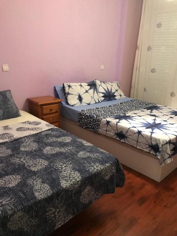 1 Schlafzimmer mit 2 Betten und Holzboden in der Unterkunft Chalé Barajas Escala in Madrid