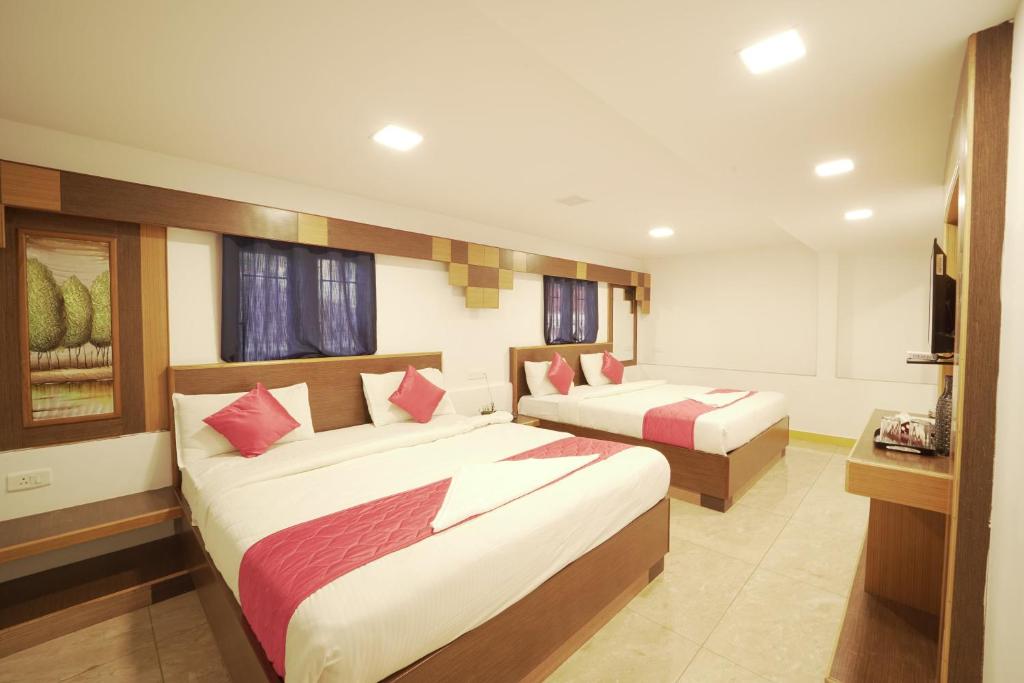 Кровать или кровати в номере Ganga's Sri Balaji Cottage