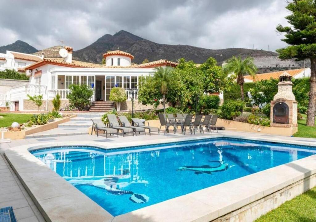 una piscina frente a una casa en Villa deluxe a Benalmadena, Espagne, en Benalmádena