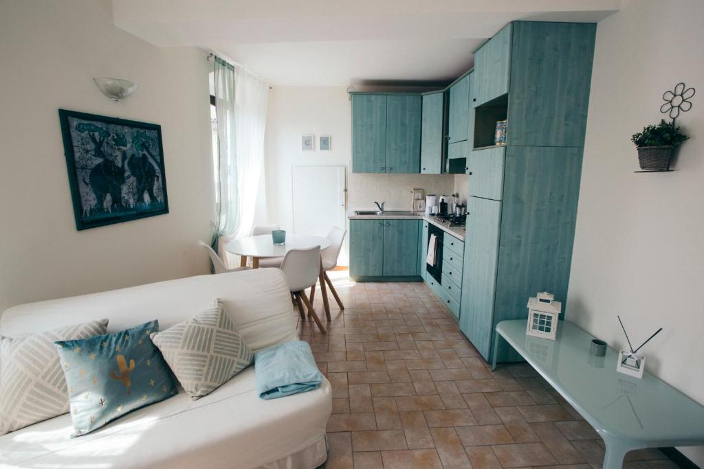 een woonkamer met een bank en een keuken bij Beautiful View in Bergamo