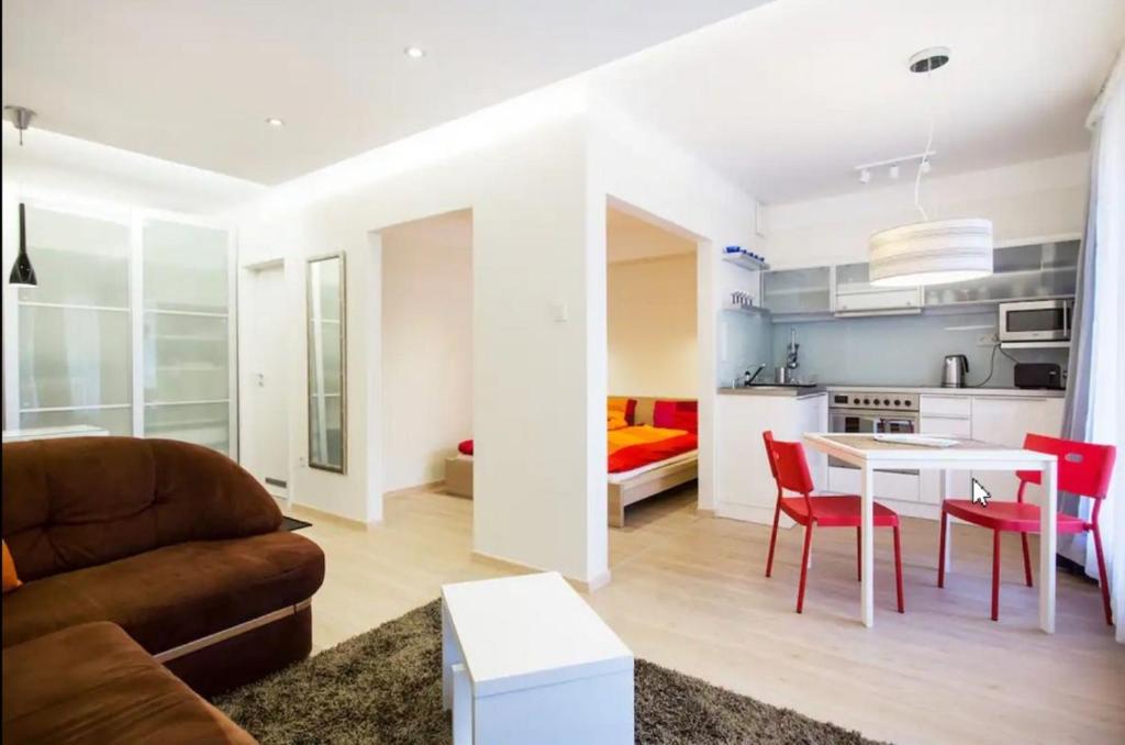 Kuchyňa alebo kuchynka v ubytovaní ORANGEHOMES one bedroom Modern apartment in the city center