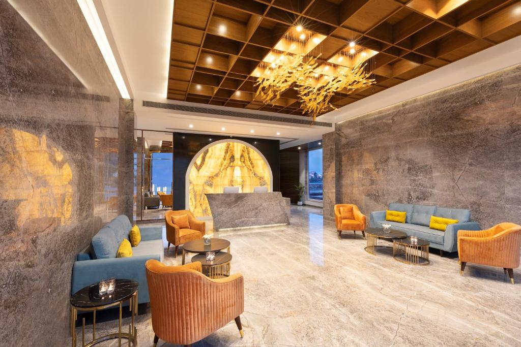 Posezení v ubytování Clarion Hotel Dehradun